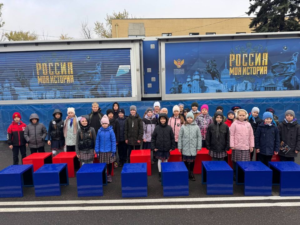Учащиеся общеобразовательных организаций продолжают посещать экскурсии в уникальном мобильном историческом парке «Россия – Моя история»