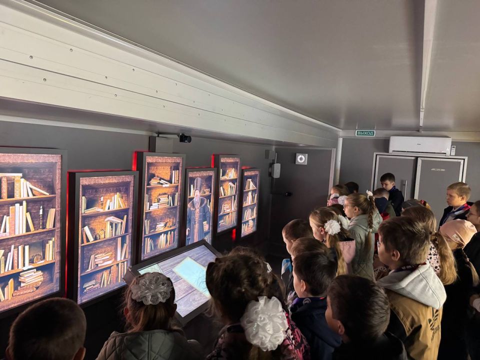 Учащиеся общеобразовательных организаций продолжают посещать экскурсии в уникальном мобильном историческом парке «Россия – Моя история» Учащиеся общеобразовательных организаций продолжают посещать экскурсии в уникальном мобильном историческом парке «Россия – Моя история»