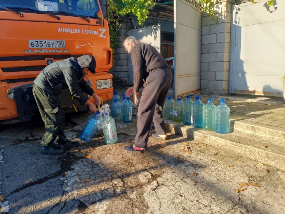 Для обеспечения водой жителей района Управой Кировского внутригородского района при поддержке региона-шефа Московская область ежедневно осуществляется подвоз воды для жителей домов, в которые в установленный графиком день не... Для обеспечения водой жителей района Управой Кировского внутригородского района при поддержке региона-шефа Московская область ежедневно осуществляется подвоз воды для жителей домов, в которые в установленный графиком день не...
