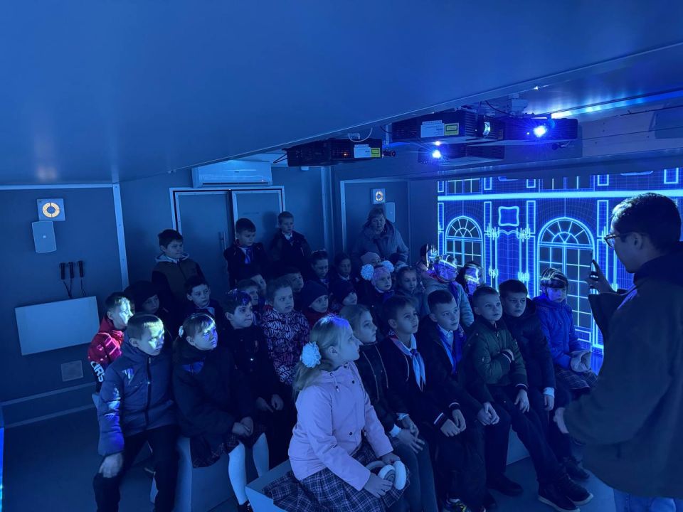 Учащиеся общеобразовательных организаций продолжают посещать экскурсии в уникальном мобильном историческом парке «Россия – Моя история» Учащиеся общеобразовательных организаций продолжают посещать экскурсии в уникальном мобильном историческом парке «Россия – Моя история»