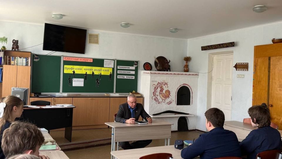 УЧИТЬСЯ В ДОНБАССЕ. В рамках республиканской акции «Учиться в Донбассе» в 9-Б классе ГБОУ "ЛИЦЕЙ №1 Г.О. МАКЕЕВКА" состоялась Классная встреча «Профессии наших родителей» с Никитиным Александром Витальевичем, главным...