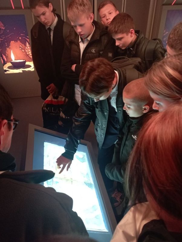 Учащиеся общеобразовательных организаций продолжают посещать экскурсии в уникальном мобильном историческом парке «Россия – Моя история» Учащиеся общеобразовательных организаций продолжают посещать экскурсии в уникальном мобильном историческом парке «Россия – Моя история»