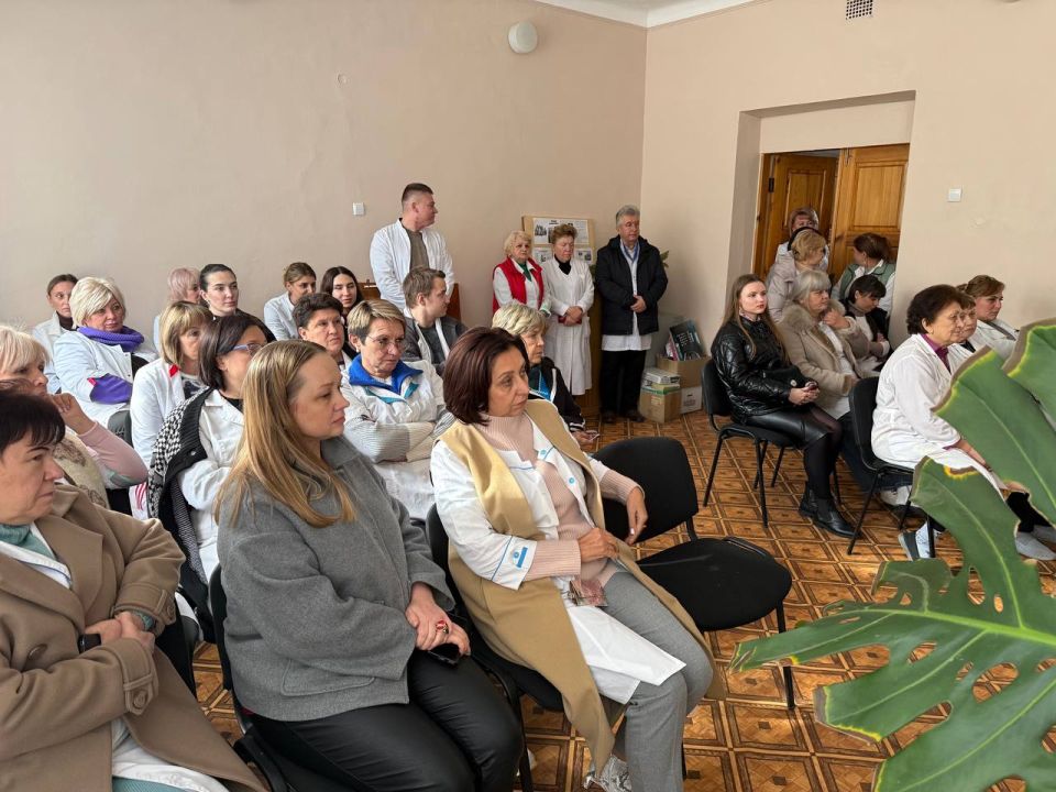 Сегодня, 16 октября, первый заместитель руководителя Управы Центрально-Городского внутригородского района Инна Кисенко провела встречу с трудовым коллективом Городского дерматовенерологического диспансера г. Макеевки... Сегодня, 16 октября, первый заместитель руководителя Управы Центрально-Городского внутригородского района Инна Кисенко провела встречу с трудовым коллективом Городского дерматовенерологического диспансера г. Макеевки...