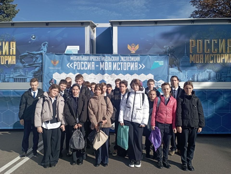 Учащиеся общеобразовательных организаций продолжают посещать экскурсии в уникальном мобильном историческом парке «Россия – Моя история» Учащиеся общеобразовательных организаций продолжают посещать экскурсии в уникальном мобильном историческом парке «Россия – Моя история»