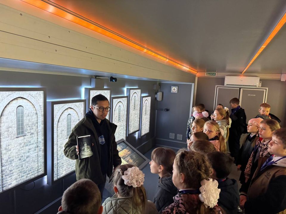 Учащиеся общеобразовательных организаций продолжают посещать экскурсии в уникальном мобильном историческом парке «Россия – Моя история» Учащиеся общеобразовательных организаций продолжают посещать экскурсии в уникальном мобильном историческом парке «Россия – Моя история»