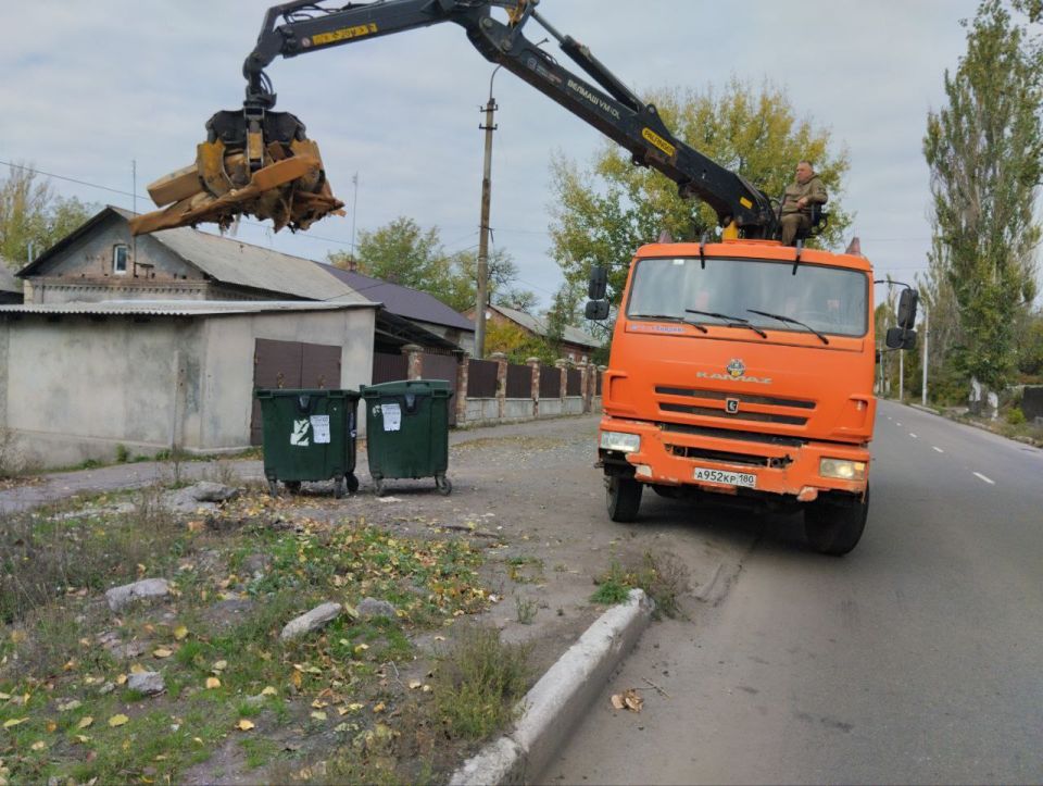 Сегодня, 17 октября с целью приведения территории в надлежащее санитарное состояние выполнены работы по вывозу крупногабаритных накоплений мусора на контейнерных площадках по адресам: ул. Ленина, д. 153, д. 155; кв-л Химик... Сегодня, 17 октября с целью приведения территории в надлежащее санитарное состояние выполнены работы по вывозу крупногабаритных накоплений мусора на контейнерных площадках по адресам: ул. Ленина, д. 153, д. 155; кв-л Химик...