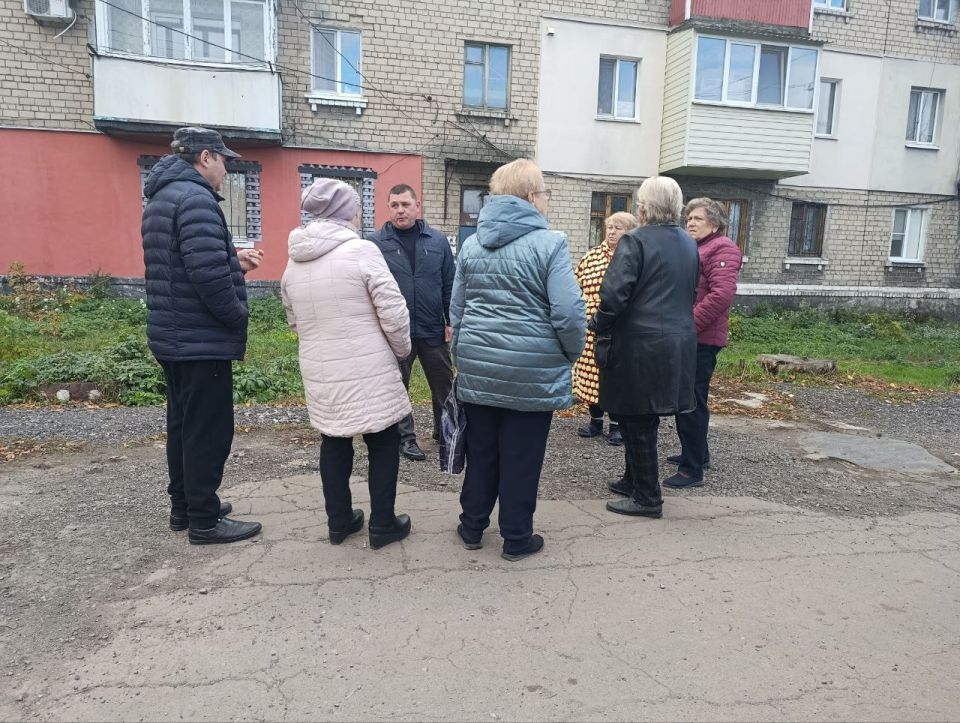 17 октября руководитель Управы Червоногвардейского внутригородского района Антон Гринзовский провел встречу с жителями жилого массива Крупской на придомовой территории дома № 135 по улице Давыденко 17 октября руководитель Управы Червоногвардейского внутригородского района Антон Гринзовский провел встречу с жителями жилого массива Крупской на придомовой территории дома № 135 по улице Давыденко