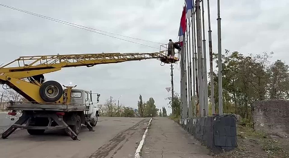 В Кировском внутригородском районе произведены работы по демонтажу флагов