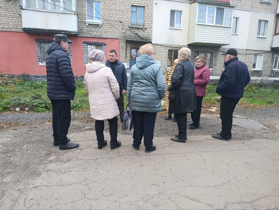 17 октября руководитель Управы Червоногвардейского внутригородского района Антон Гринзовский провел встречу с жителями жилого массива Крупской на придомовой территории дома № 135 по улице Давыденко 17 октября руководитель Управы Червоногвардейского внутригородского района Антон Гринзовский провел встречу с жителями жилого массива Крупской на придомовой территории дома № 135 по улице Давыденко