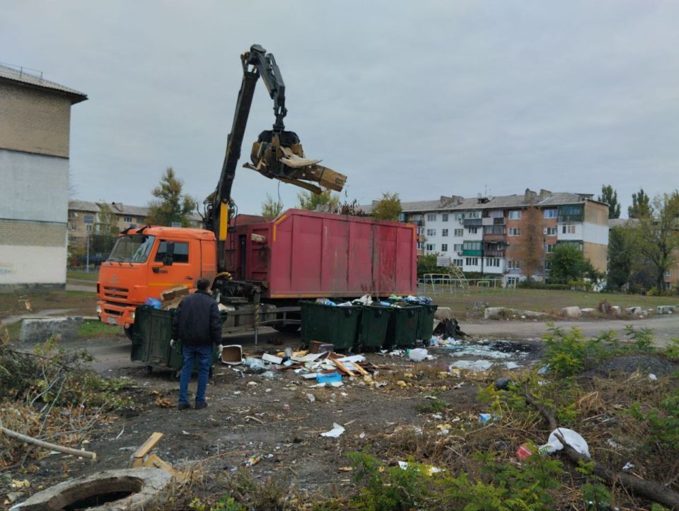 Сегодня, 17 октября с целью приведения территории в надлежащее санитарное состояние выполнены работы по вывозу крупногабаритных накоплений мусора на контейнерных площадках по адресам: ул. Ленина, д. 153, д. 155; кв-л Химик... Сегодня, 17 октября с целью приведения территории в надлежащее санитарное состояние выполнены работы по вывозу крупногабаритных накоплений мусора на контейнерных площадках по адресам: ул. Ленина, д. 153, д. 155; кв-л Химик...