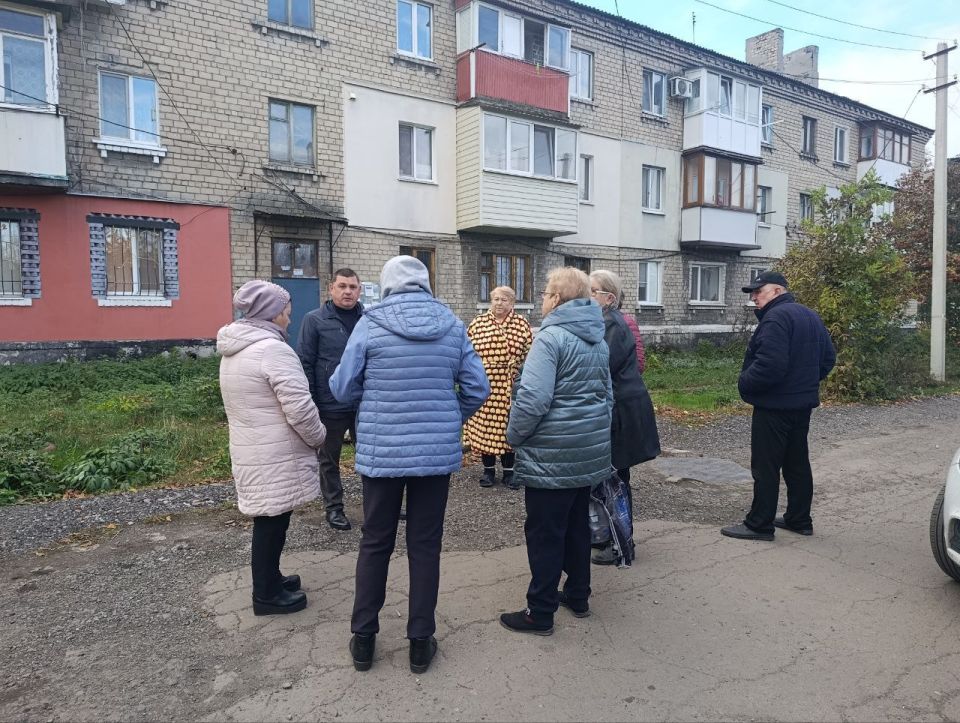 17 октября руководитель Управы Червоногвардейского внутригородского района Антон Гринзовский провел встречу с жителями жилого массива Крупской на придомовой территории дома № 135 по улице Давыденко