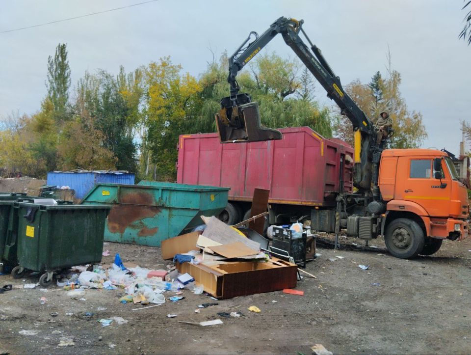 Сегодня, 17 октября с целью приведения территории в надлежащее санитарное состояние выполнены работы по вывозу крупногабаритных накоплений мусора на контейнерных площадках по адресам: ул. Ленина, д. 153, д. 155; кв-л Химик... Сегодня, 17 октября с целью приведения территории в надлежащее санитарное состояние выполнены работы по вывозу крупногабаритных накоплений мусора на контейнерных площадках по адресам: ул. Ленина, д. 153, д. 155; кв-л Химик...