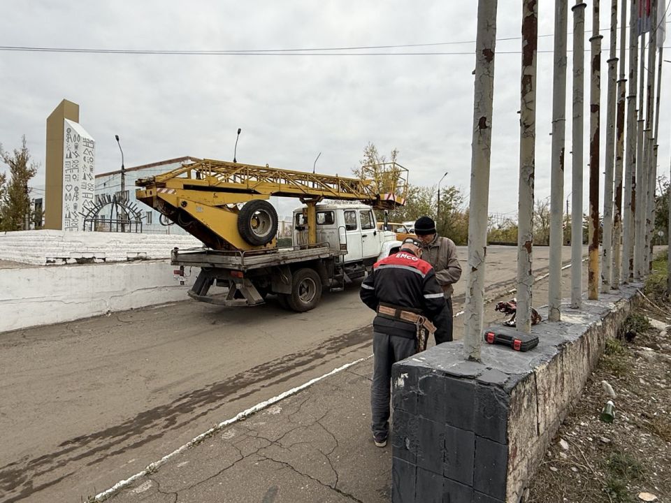 В Кировском внутригородском районе произведены работы по демонтажу флагов В Кировском внутригородском районе произведены работы по демонтажу флагов