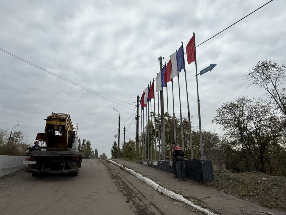 В Кировском внутригородском районе произведены работы по демонтажу флагов В Кировском внутригородском районе произведены работы по демонтажу флагов