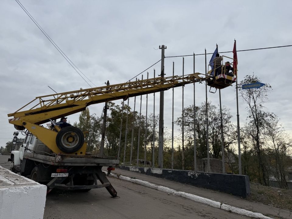 В Кировском внутригородском районе произведены работы по демонтажу флагов В Кировском внутригородском районе произведены работы по демонтажу флагов