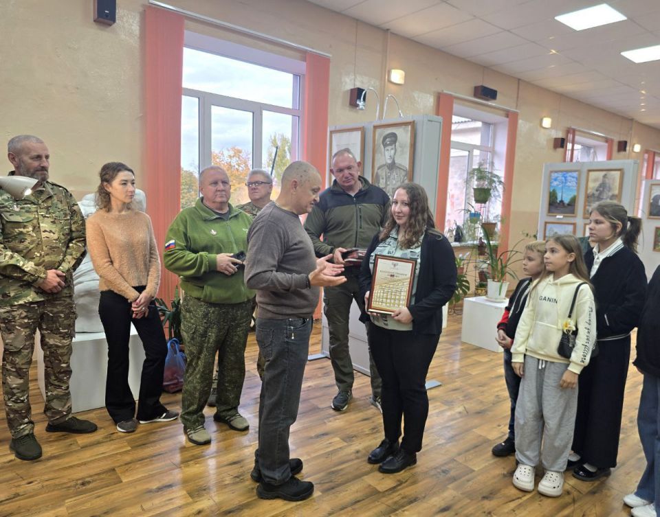 В рамках работы #Комитет_по_поддержке_участников_СВО депутаты оказали содействие в открытии выставки «Герои Донбасса - защитники Родины» в Детской художественной школе городского округа Макеевка