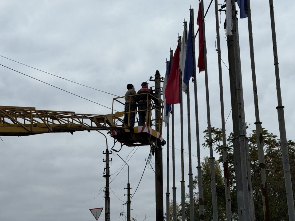 В Кировском внутригородском районе произведены работы по демонтажу флагов В Кировском внутригородском районе произведены работы по демонтажу флагов