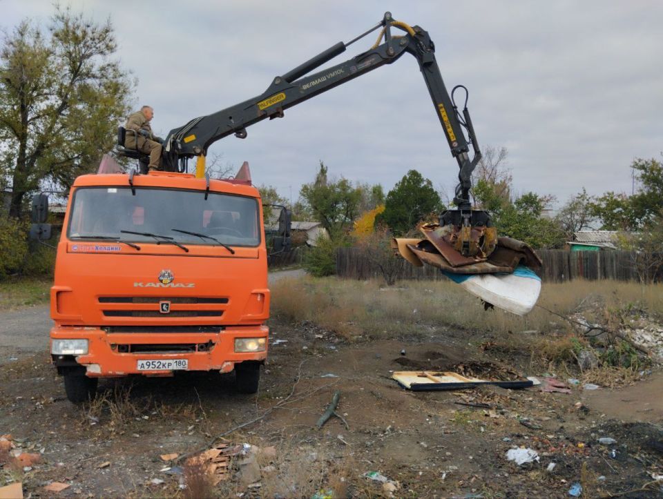 Сегодня, 17 октября с целью приведения территории в надлежащее санитарное состояние выполнены работы по вывозу крупногабаритных накоплений мусора на контейнерных площадках по адресам: ул. Ленина, д. 153, д. 155; кв-л Химик... Сегодня, 17 октября с целью приведения территории в надлежащее санитарное состояние выполнены работы по вывозу крупногабаритных накоплений мусора на контейнерных площадках по адресам: ул. Ленина, д. 153, д. 155; кв-л Химик...