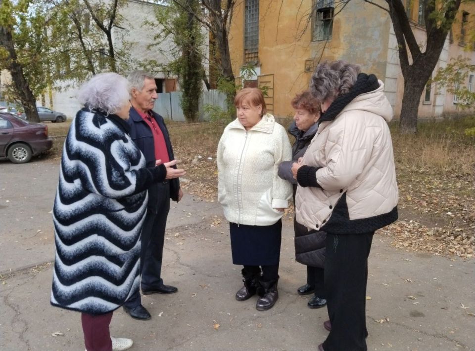 17 октября лидер общественного мнения Галина Комар провела встречу с жителями жилого массива Горького во дворе дома № 57-б по улице Малиновского в Червоногвардейском районе 17 октября лидер общественного мнения Галина Комар провела встречу с жителями жилого массива Горького во дворе дома № 57-б по улице Малиновского в Червоногвардейском районе