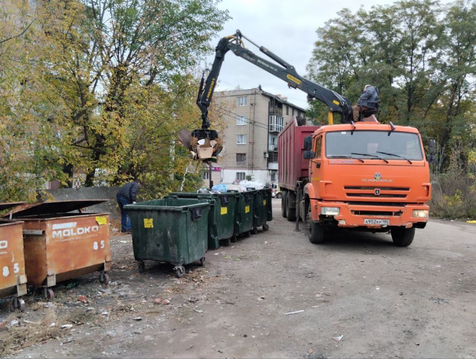 Сегодня, 17 октября с целью приведения территории в надлежащее санитарное состояние выполнены работы по вывозу крупногабаритных накоплений мусора на контейнерных площадках по адресам: ул. Ленина, д. 153, д. 155; кв-л Химик... Сегодня, 17 октября с целью приведения территории в надлежащее санитарное состояние выполнены работы по вывозу крупногабаритных накоплений мусора на контейнерных площадках по адресам: ул. Ленина, д. 153, д. 155; кв-л Химик...