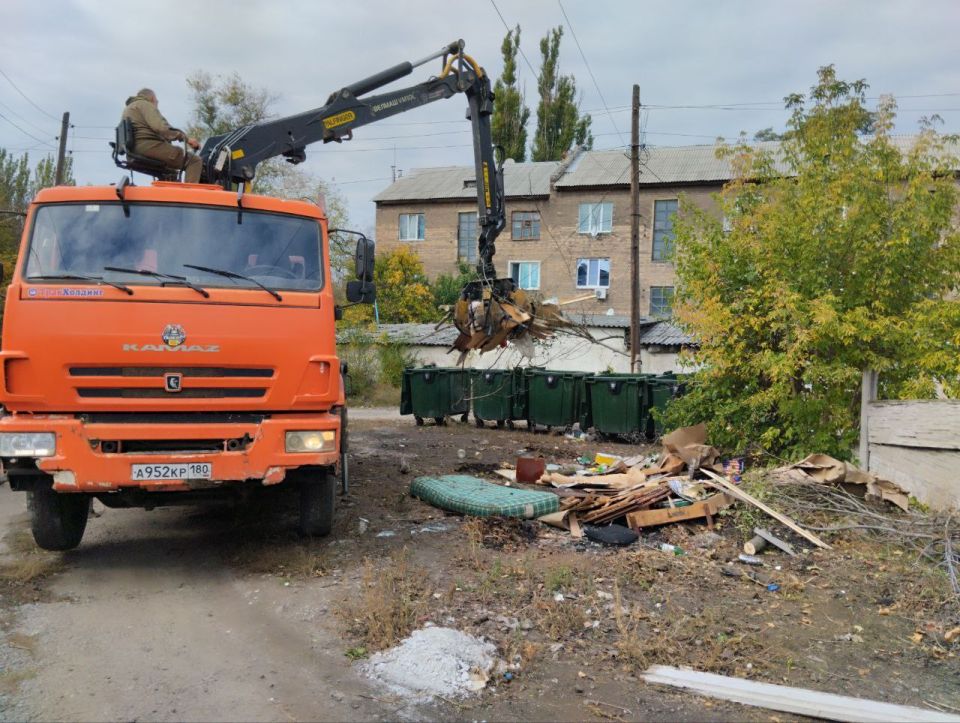 Сегодня, 17 октября с целью приведения территории в надлежащее санитарное состояние выполнены работы по вывозу крупногабаритных накоплений мусора на контейнерных площадках по адресам: ул. Ленина, д. 153, д. 155; кв-л Химик... Сегодня, 17 октября с целью приведения территории в надлежащее санитарное состояние выполнены работы по вывозу крупногабаритных накоплений мусора на контейнерных площадках по адресам: ул. Ленина, д. 153, д. 155; кв-л Химик...