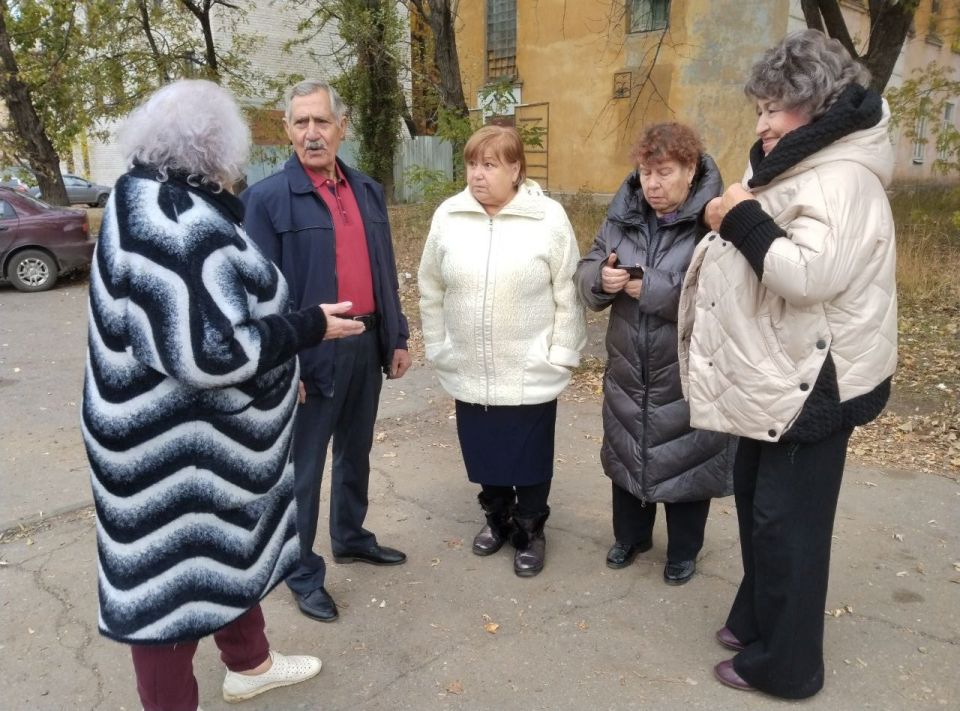 17 октября лидер общественного мнения Галина Комар провела встречу с жителями жилого массива Горького во дворе дома № 57-б по улице Малиновского в Червоногвардейском районе 17 октября лидер общественного мнения Галина Комар провела встречу с жителями жилого массива Горького во дворе дома № 57-б по улице Малиновского в Червоногвардейском районе