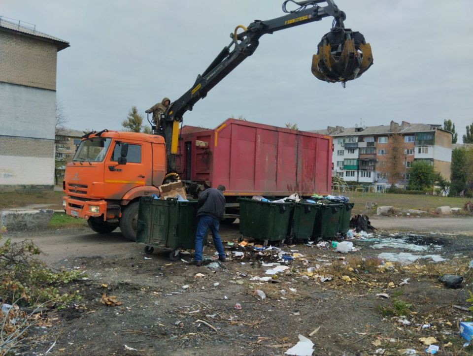 Сегодня, 17 октября с целью приведения территории в надлежащее санитарное состояние выполнены работы по вывозу крупногабаритных накоплений мусора на контейнерных площадках по адресам: ул. Ленина, д. 153, д. 155; кв-л Химик... Сегодня, 17 октября с целью приведения территории в надлежащее санитарное состояние выполнены работы по вывозу крупногабаритных накоплений мусора на контейнерных площадках по адресам: ул. Ленина, д. 153, д. 155; кв-л Химик...