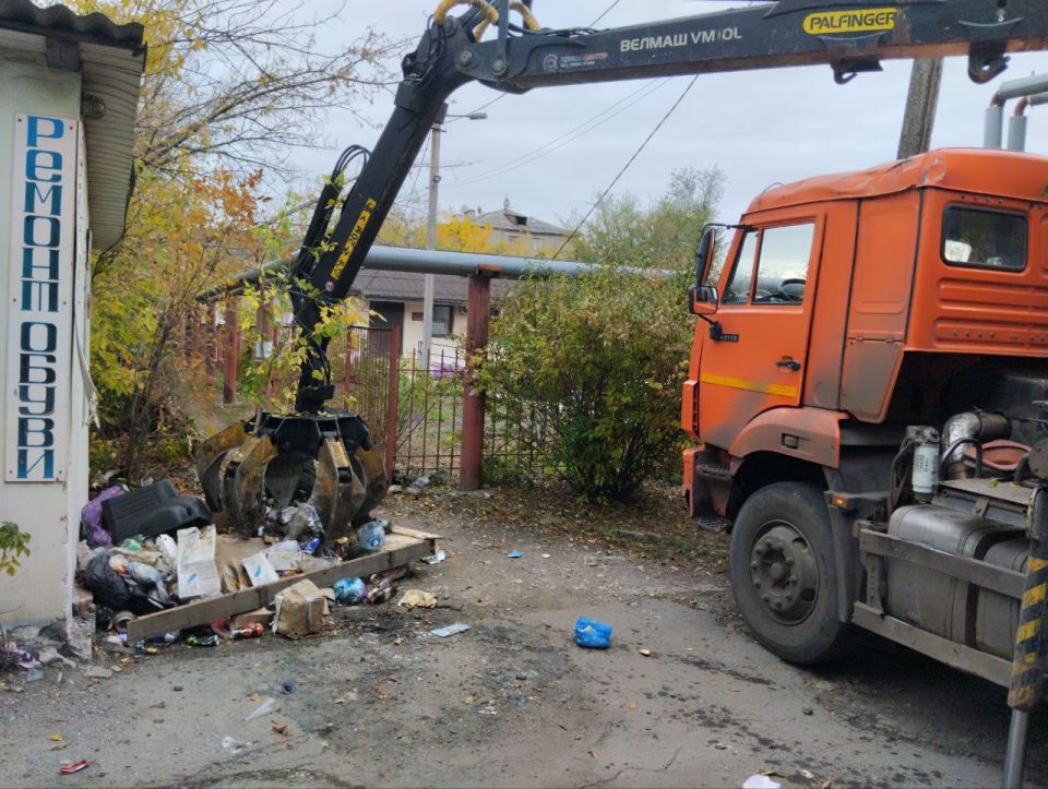 Сегодня, 17 октября с целью приведения территории в надлежащее санитарное состояние выполнены работы по вывозу крупногабаритных накоплений мусора на контейнерных площадках по адресам: ул. Ленина, д. 153, д. 155; кв-л Химик... Сегодня, 17 октября с целью приведения территории в надлежащее санитарное состояние выполнены работы по вывозу крупногабаритных накоплений мусора на контейнерных площадках по адресам: ул. Ленина, д. 153, д. 155; кв-л Химик...