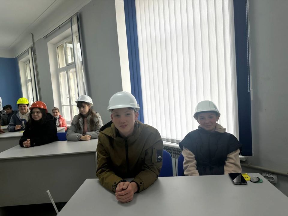 14 октября 2025 года в рамках Республиканской акции «Учиться в Донбассе», инициированной Главой ДНР, учащиеся 8-9 классов общеобразовательных организаций городского округа Макеевка приняли участие в Едином дне открытых... 14 октября 2025 года в рамках Республиканской акции «Учиться в Донбассе», инициированной Главой ДНР, учащиеся 8-9 классов общеобразовательных организаций городского округа Макеевка приняли участие в Едином дне открытых...