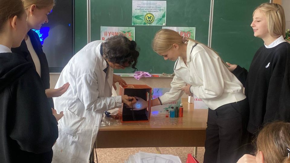 Свет и Цвет. В рамках Республиканской акции «Учиться в Донбассе» и Республиканской недели дополнительного образования в ГБОУ «СШ № 62 Г.О. МАКЕЕВКА» был проведён день открытых дверей кружка «Юные ученые» и увлекательный... Свет и Цвет. В рамках Республиканской акции «Учиться в Донбассе» и Республиканской недели дополнительного образования в ГБОУ «СШ № 62 Г.О. МАКЕЕВКА» был проведён день открытых дверей кружка «Юные ученые» и увлекательный...