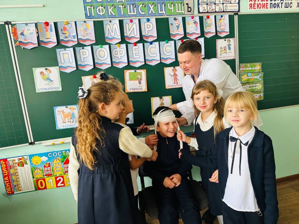 УЧИТЬСЯ В ДОНБАССЕ. В рамках Республиканской акции "Учиться в Донбассе", инициированной Главой Донецкой Народной Республики Денисом Владимировичем Пушилиным, во 2-х классах ГБОУ "СШ № 22 Г.О. МАКЕЕВКА" состоялась Классная... УЧИТЬСЯ В ДОНБАССЕ. В рамках Республиканской акции "Учиться в Донбассе", инициированной Главой Донецкой Народной Республики Денисом Владимировичем Пушилиным, во 2-х классах ГБОУ "СШ № 22 Г.О. МАКЕЕВКА" состоялась Классная...