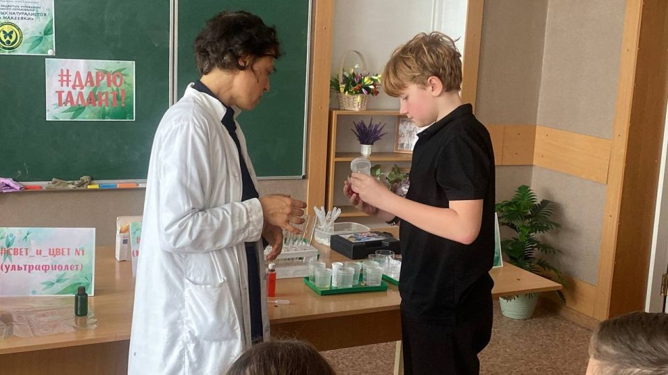 Свет и Цвет. В рамках Республиканской акции «Учиться в Донбассе» и Республиканской недели дополнительного образования в ГБОУ «СШ № 62 Г.О. МАКЕЕВКА» был проведён день открытых дверей кружка «Юные ученые» и увлекательный... Свет и Цвет. В рамках Республиканской акции «Учиться в Донбассе» и Республиканской недели дополнительного образования в ГБОУ «СШ № 62 Г.О. МАКЕЕВКА» был проведён день открытых дверей кружка «Юные ученые» и увлекательный...
