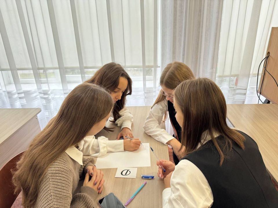 В рамках Республиканской акции «Учиться в Донбассе» в общеобразовательных организациях городского округа Макеевка проведены Единые дни открытых дверей в профильных классах В рамках Республиканской акции «Учиться в Донбассе» в общеобразовательных организациях городского округа Макеевка проведены Единые дни открытых дверей в профильных классах