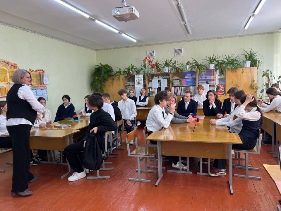 В рамках Республиканской акции «Учиться в Донбассе» в общеобразовательных организациях городского округа Макеевка проведены Единые дни открытых дверей в профильных классах В рамках Республиканской акции «Учиться в Донбассе» в общеобразовательных организациях городского округа Макеевка проведены Единые дни открытых дверей в профильных классах