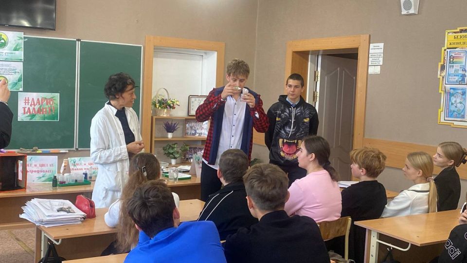 Свет и Цвет. В рамках Республиканской акции «Учиться в Донбассе» и Республиканской недели дополнительного образования в ГБОУ «СШ № 62 Г.О. МАКЕЕВКА» был проведён день открытых дверей кружка «Юные ученые» и увлекательный... Свет и Цвет. В рамках Республиканской акции «Учиться в Донбассе» и Республиканской недели дополнительного образования в ГБОУ «СШ № 62 Г.О. МАКЕЕВКА» был проведён день открытых дверей кружка «Юные ученые» и увлекательный...