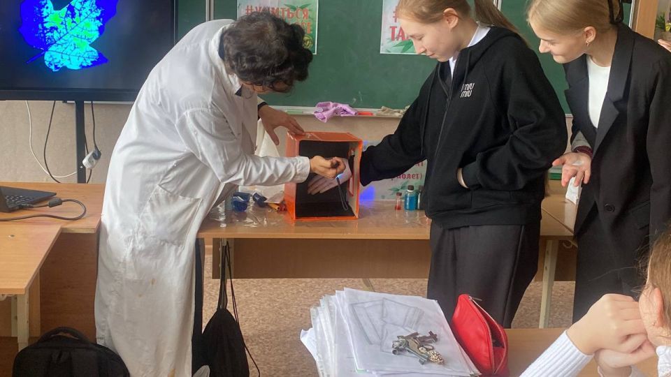 Свет и Цвет. В рамках Республиканской акции «Учиться в Донбассе» и Республиканской недели дополнительного образования в ГБОУ «СШ № 62 Г.О. МАКЕЕВКА» был проведён день открытых дверей кружка «Юные ученые» и увлекательный... Свет и Цвет. В рамках Республиканской акции «Учиться в Донбассе» и Республиканской недели дополнительного образования в ГБОУ «СШ № 62 Г.О. МАКЕЕВКА» был проведён день открытых дверей кружка «Юные ученые» и увлекательный...