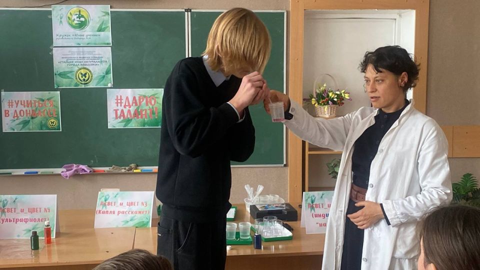 Свет и Цвет. В рамках Республиканской акции «Учиться в Донбассе» и Республиканской недели дополнительного образования в ГБОУ «СШ № 62 Г.О. МАКЕЕВКА» был проведён день открытых дверей кружка «Юные ученые» и увлекательный... Свет и Цвет. В рамках Республиканской акции «Учиться в Донбассе» и Республиканской недели дополнительного образования в ГБОУ «СШ № 62 Г.О. МАКЕЕВКА» был проведён день открытых дверей кружка «Юные ученые» и увлекательный...