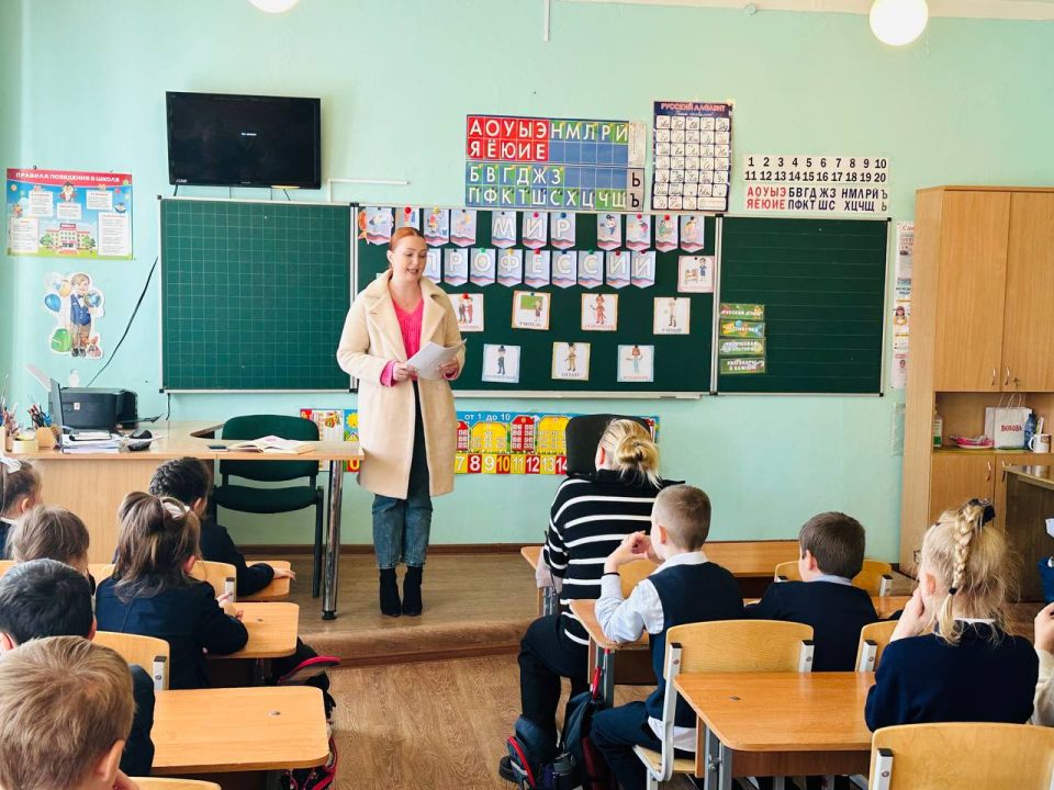 УЧИТЬСЯ В ДОНБАССЕ. В рамках Республиканской акции "Учиться в Донбассе", инициированной Главой Донецкой Народной Республики Денисом Владимировичем Пушилиным, во 2-х классах ГБОУ "СШ № 22 Г.О. МАКЕЕВКА" состоялась Классная... УЧИТЬСЯ В ДОНБАССЕ. В рамках Республиканской акции "Учиться в Донбассе", инициированной Главой Донецкой Народной Республики Денисом Владимировичем Пушилиным, во 2-х классах ГБОУ "СШ № 22 Г.О. МАКЕЕВКА" состоялась Классная...