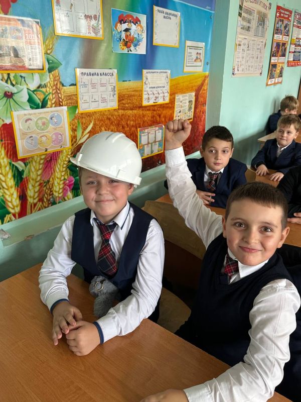 УЧИТЬСЯ В ДОНБАССЕ. В рамках Республиканской акции "Учиться в Донбассе", инициированной Главой Донецкой Народной Республики Денисом Владимировичем Пушилиным, во 2-х классах ГБОУ "СШ № 22 Г.О. МАКЕЕВКА" состоялась Классная... УЧИТЬСЯ В ДОНБАССЕ. В рамках Республиканской акции "Учиться в Донбассе", инициированной Главой Донецкой Народной Республики Денисом Владимировичем Пушилиным, во 2-х классах ГБОУ "СШ № 22 Г.О. МАКЕЕВКА" состоялась Классная...