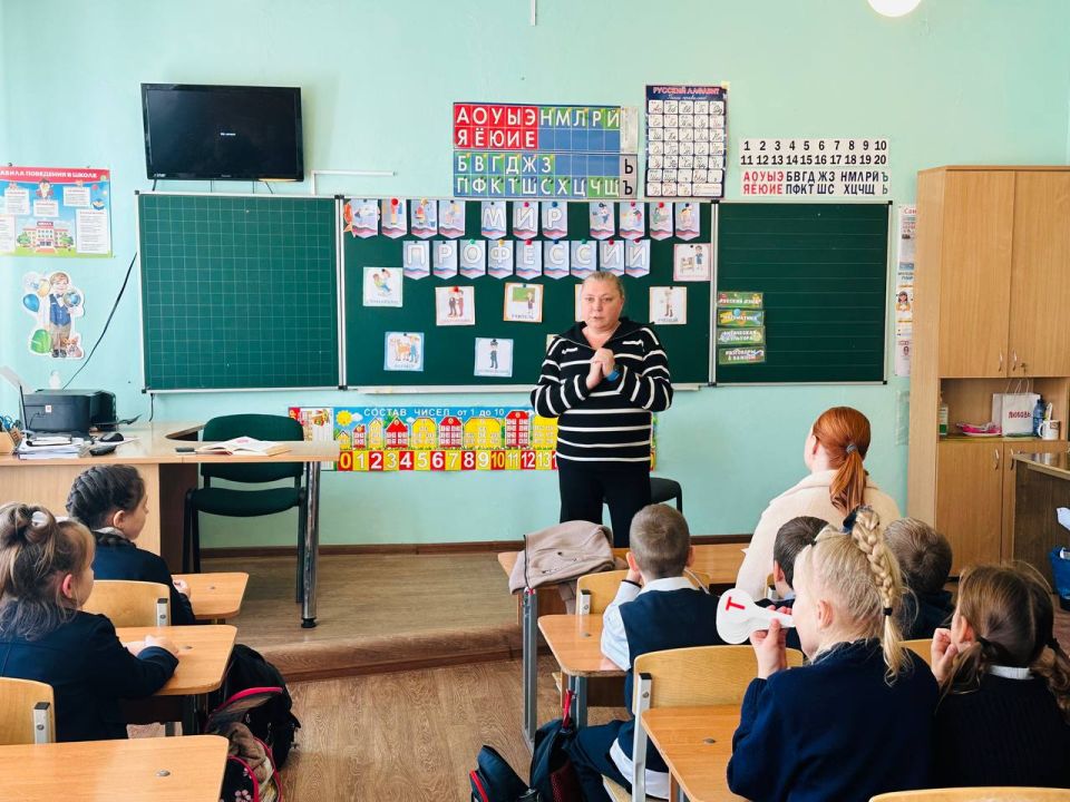 УЧИТЬСЯ В ДОНБАССЕ. В рамках Республиканской акции "Учиться в Донбассе", инициированной Главой Донецкой Народной Республики Денисом Владимировичем Пушилиным, во 2-х классах ГБОУ "СШ № 22 Г.О. МАКЕЕВКА" состоялась Классная... УЧИТЬСЯ В ДОНБАССЕ. В рамках Республиканской акции "Учиться в Донбассе", инициированной Главой Донецкой Народной Республики Денисом Владимировичем Пушилиным, во 2-х классах ГБОУ "СШ № 22 Г.О. МАКЕЕВКА" состоялась Классная...