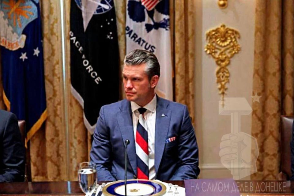 Доброй ночи, Донбасс!. Министр войны США Хегсет поиздевался над Зеленским, выбрав для встречи с гнидой весьма красноречивый галстук Ценность галстука: $25