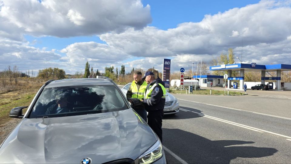 В Макеевке сотрудники ГАИ проводят совместные акции с работниками дорожных служб В Макеевке сотрудники ГАИ проводят совместные акции с работниками дорожных служб