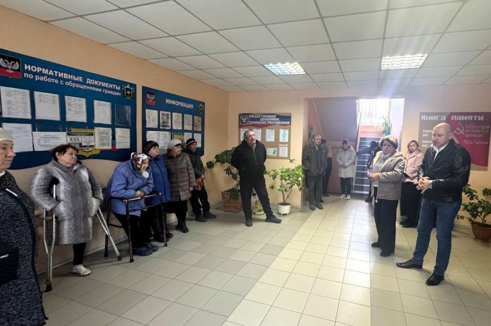 20 октября встречу с населением пгт Криничная (дом 10А) провел заместитель главы Администрации городского округа Макеевка Евгений Марченко 20 октября встречу с населением пгт Криничная (дом 10А) провел заместитель главы Администрации городского округа Макеевка Евгений Марченко