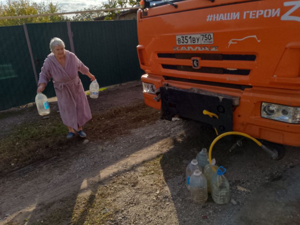 В Кировском внутригородском районе при поддержке региона-шефа Московская область продолжается подвоз воды для жителей домов, в которые в установленный графиком день не поступила вода В Кировском внутригородском районе при поддержке региона-шефа Московская область продолжается подвоз воды для жителей домов, в которые в установленный графиком день не поступила вода