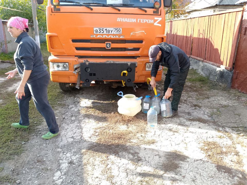 В Кировском внутригородском районе при поддержке региона-шефа Московская область продолжается подвоз воды для жителей домов, в которые в установленный графиком день не поступила вода В Кировском внутригородском районе при поддержке региона-шефа Московская область продолжается подвоз воды для жителей домов, в которые в установленный графиком день не поступила вода