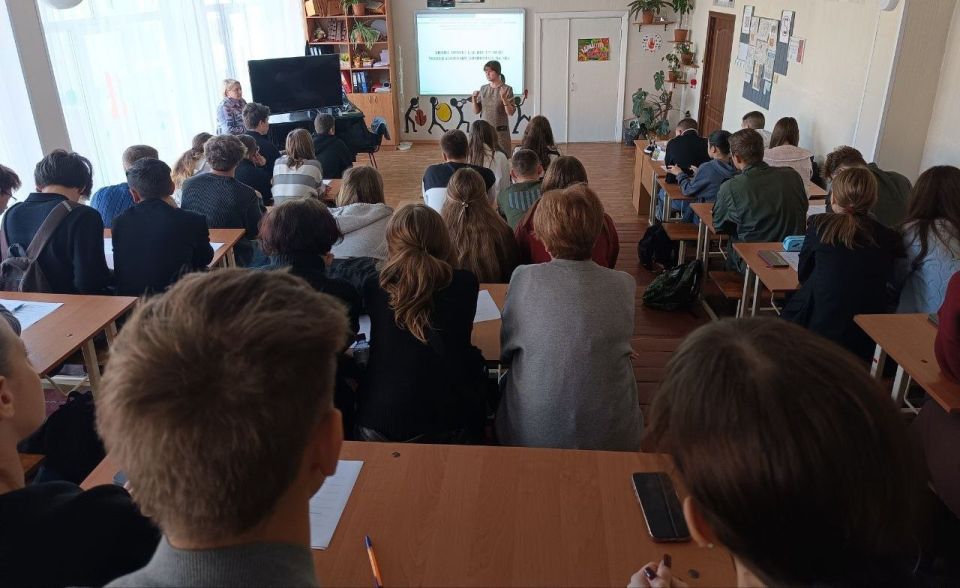 В рамках проекта партии "ЕДИНАЯ РОССИЯ" «Моя карьера с ЕР» в общеобразовательных организациях городского округа Макеевка проведены Единые дни открытых дверей в профильных классах В рамках проекта партии "ЕДИНАЯ РОССИЯ" «Моя карьера с ЕР» в общеобразовательных организациях городского округа Макеевка проведены Единые дни открытых дверей в профильных классах