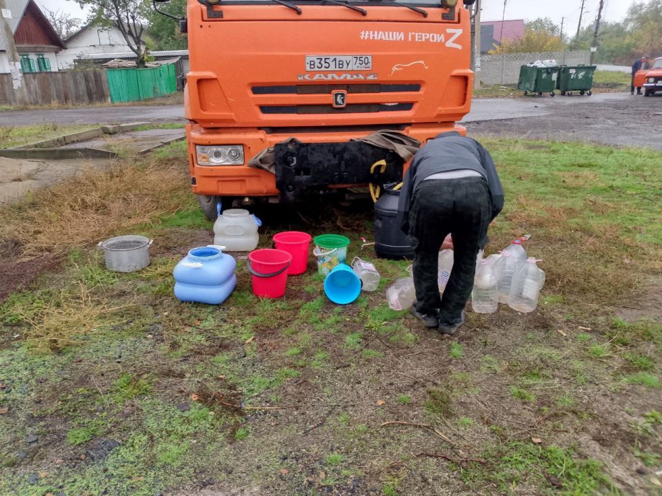 В Кировском внутригородском районе при поддержке региона-шефа Московская область продолжается подвоз воды для жителей домов, в которые в установленный графиком день не поступила вода В Кировском внутригородском районе при поддержке региона-шефа Московская область продолжается подвоз воды для жителей домов, в которые в установленный графиком день не поступила вода