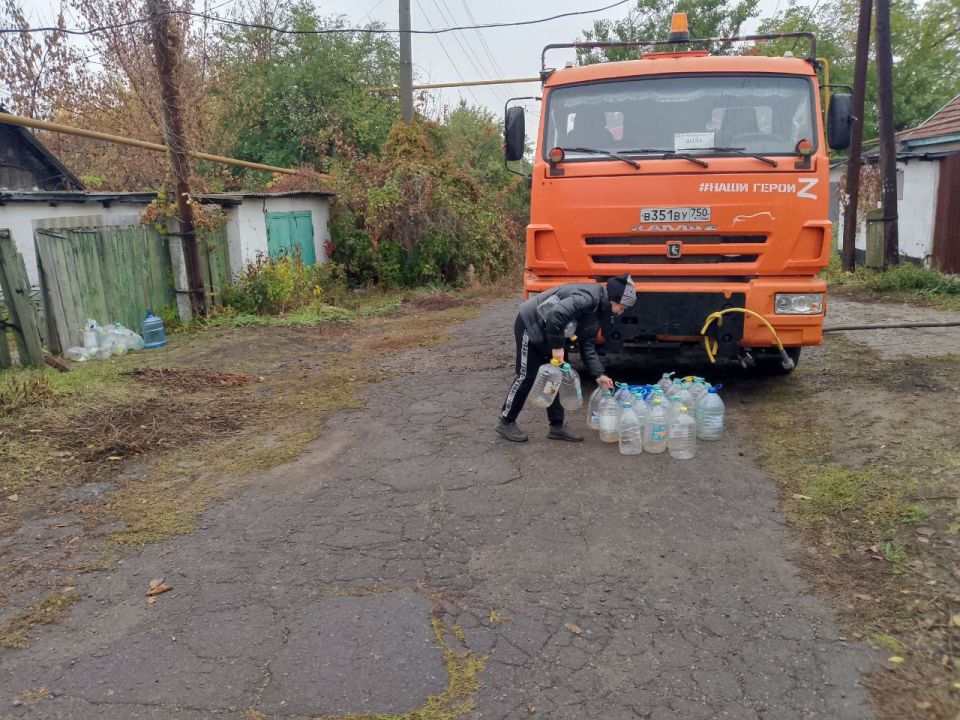 В Кировском внутригородском районе при поддержке региона-шефа Московская область продолжается подвоз воды для жителей домов, в которые в установленный графиком день не поступила вода В Кировском внутригородском районе при поддержке региона-шефа Московская область продолжается подвоз воды для жителей домов, в которые в установленный графиком день не поступила вода