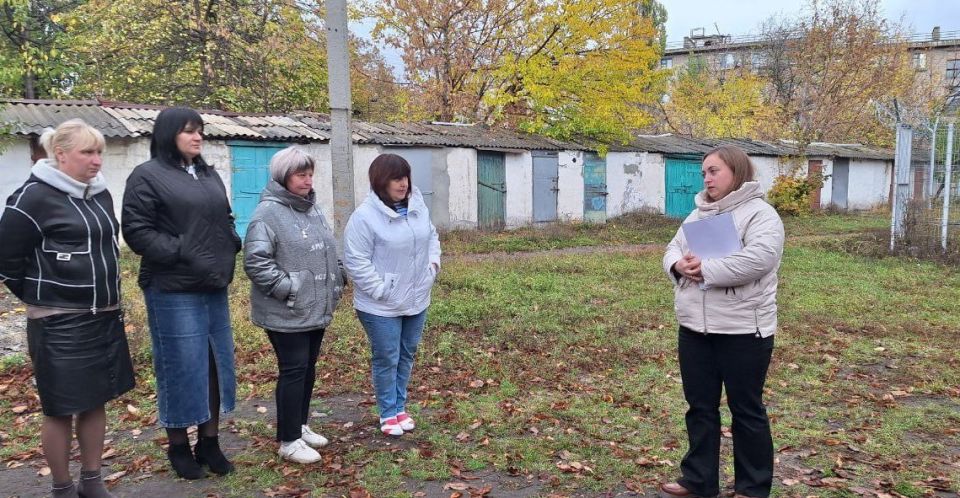 Сегодня, 21 октября, в Советском внутригородском районе депутат Макеевского городского совета первого созыва Алена Трякина провела встречу с жителями возле дома № 5А по улице Середы