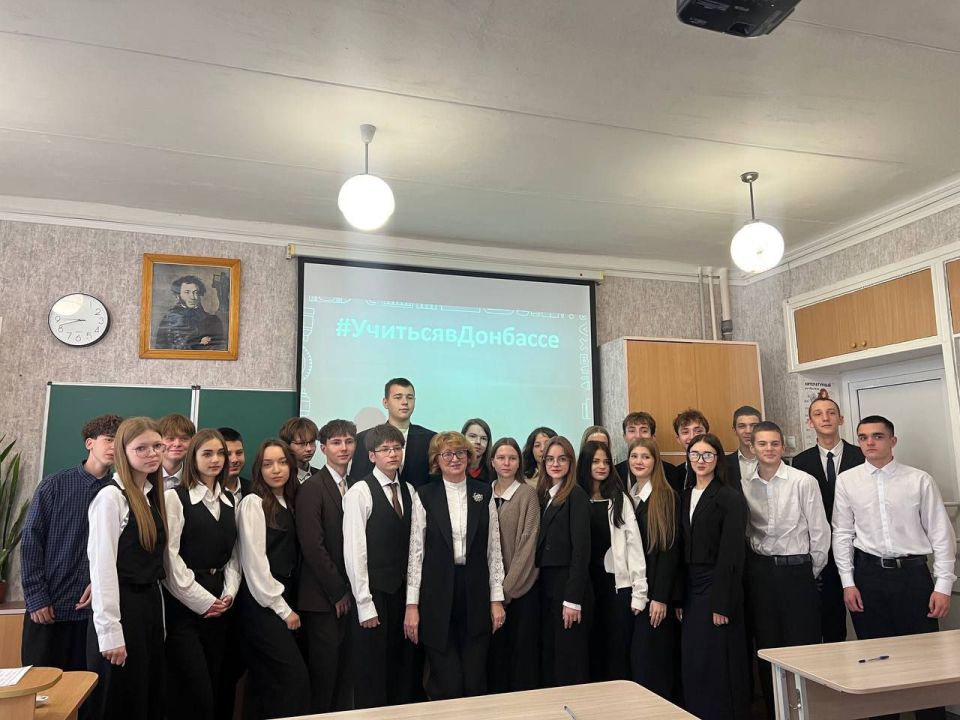 В рамках проекта партии "ЕДИНАЯ РОССИЯ" «Моя карьера с ЕР» в общеобразовательных организациях городского округа Макеевка проведены Единые дни открытых дверей в профильных классах В рамках проекта партии "ЕДИНАЯ РОССИЯ" «Моя карьера с ЕР» в общеобразовательных организациях городского округа Макеевка проведены Единые дни открытых дверей в профильных классах